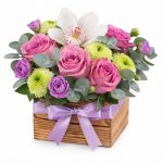 Цветы в корзинке с гвоздиками