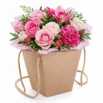 Цветы в коробке с альстромериями