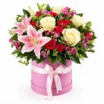 Цветы в коробке с лилиями