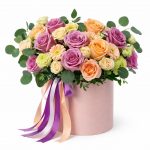 Цветы в коробке с герберами