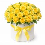 Цветы в коробке с розами