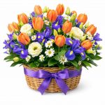 Цветы в корзинке с ирисами