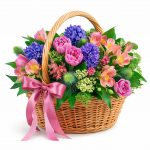 Цветы в корзинке с альстромериями